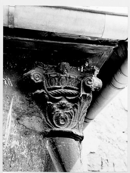 Vue du chapiteau de la colonne provenant de l'hôtel de ville détruit, remployée 13 rue Jacquot.
