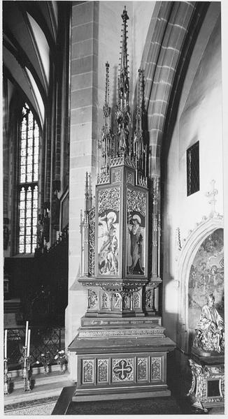 Vue d'ensemble de l'autel et du retable fermé.