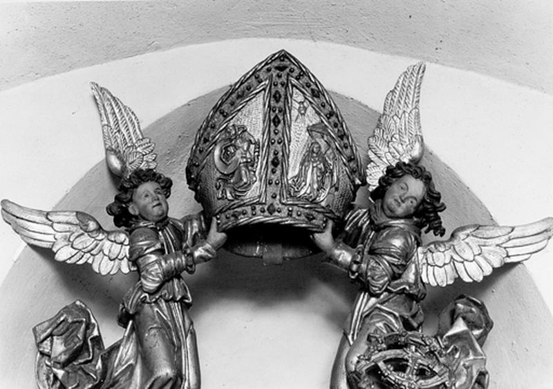 Statue de Saint Thiébaut, vue de la mître et des anges la tenant.