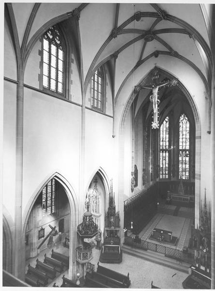 Vue de la nerf et du choeur prise de la tribune.