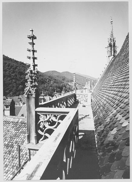 Façade sud, chéneau de la nef avec élargissement correspondant à la chapelle Saint-Thiébaut.