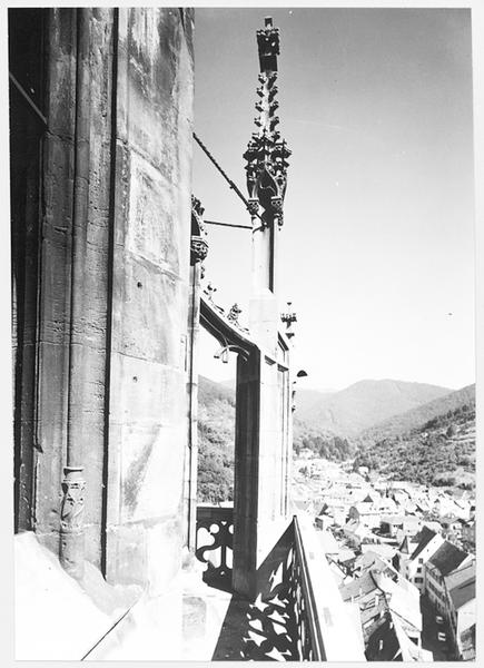 Tour nord, 4ème étage, coursière et pinacle d'angle, côté Est.