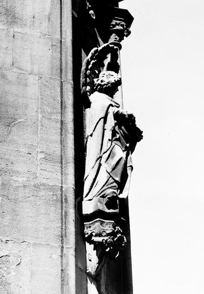 Tour Nord, culée de l'arc boutant N VIII : statue d'un ange musicien (03).(détail)