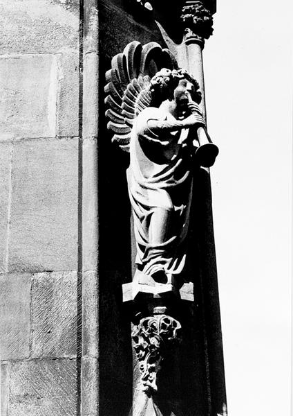 Tour Nord, culée de l'arc boutant N IX : statue d'un ange musicien (3).