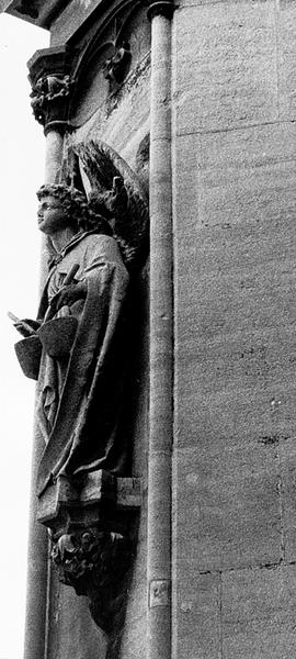 Tour Nord, culée de l'arc boutant N VII : statue d'un ange musicien (04).