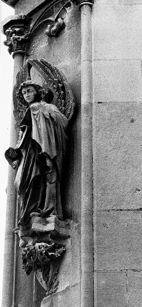 Tour Nord, culée de l'arc boutant N VIII : statue d'un ange musicien (04).