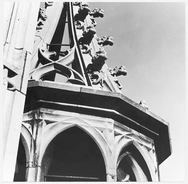 Tour nord, tourelle d'escalier sud-est (au niveau du 4ème étage), sommet de la tourelle et vue partielle de la flèche.