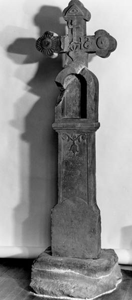 Croix de chemin déposée au musée de Saverne.