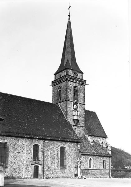 Vue de la façade sud de la nef, de la tour et de la sacristie.