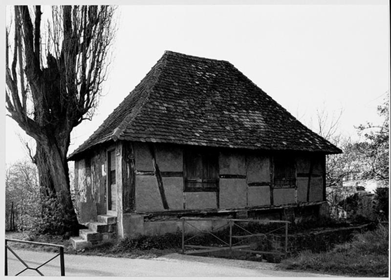 Façade du mur gouttereau sur le ruisseau.