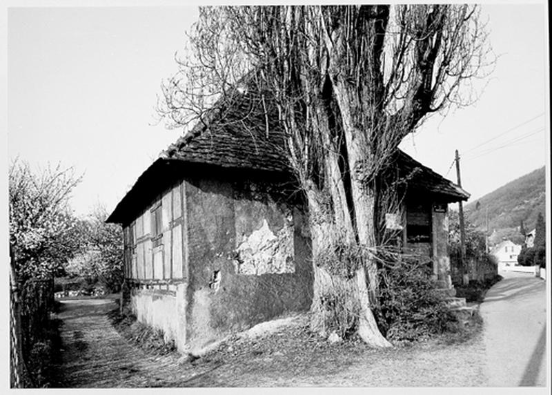 Façade antérieure avec porte et façade latérale.