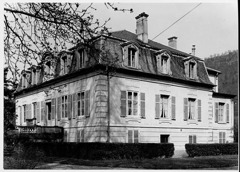 Vue d'ensemble sur la rue.
