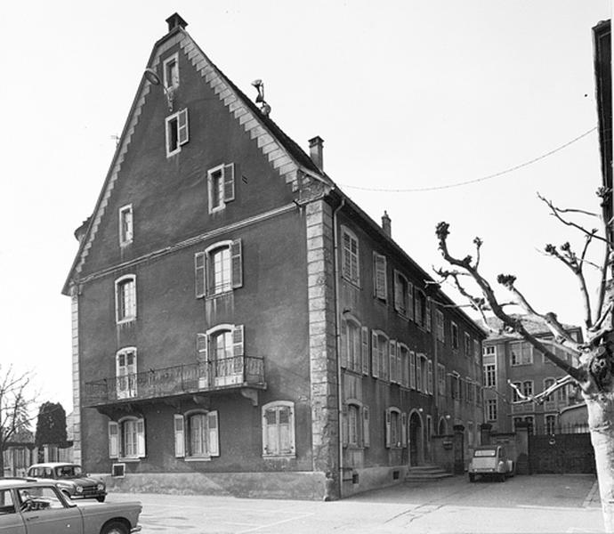 Vue d'ensemble du presbytère prise du nord-ouest.
