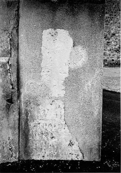 Vue de la face antérieure, inscription à la base du montant.