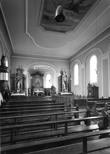 Vue d'ensemble de la nef et du choeur.