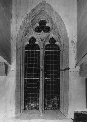 Bas-côté, sud de la nef, fenêtre donnant actuellement dans le couloir de la sacristie est. Etat en 1974, avant restauration.