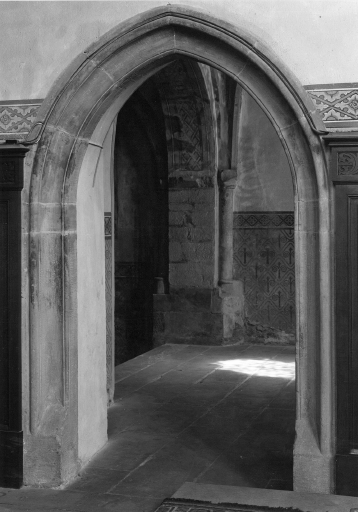 Choeur, mur nord, arc brisé vers la chapelle Saint-Sébastien. Etat en 1974, avant restauration.