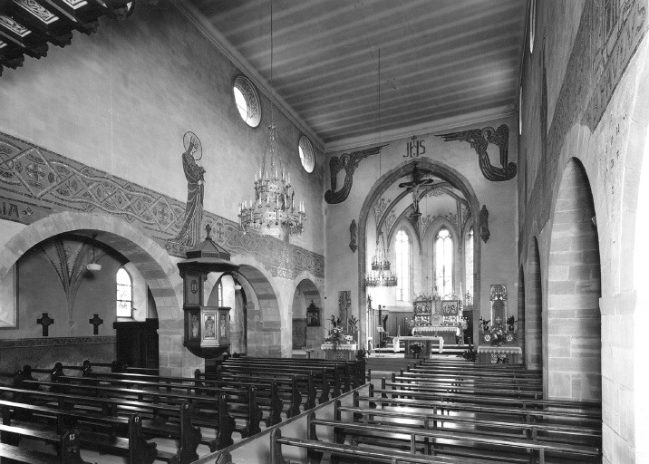 Vue d'ensemble de la nef et du choeur vers l'est. Etat en 1974, avant restauration.