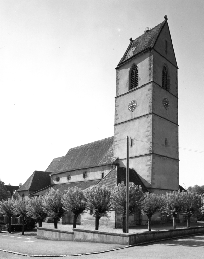 Vue d'ensemble de la tour et de la nef du nord-ouest. Etat en 1974, avant restauration.