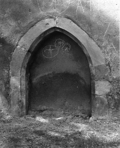 Façade nord, chapelle Saint-Sébastien, ouverture murée en arc brisé. Etat en 1974, avant restauration.