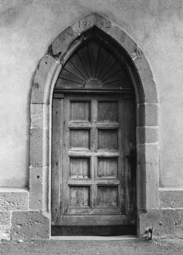 Façade ouest, bas côté sud, porte d'entrée. Etat en 1974, avant restauration.