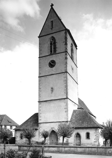 Vue d'ensemble de la façade occidentale (tour). Etat en 1974, avant restauration.