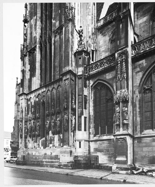 Façade Nord, partie inférieure de la tour Nord avec la tourelle d'escalier nord-ouest.