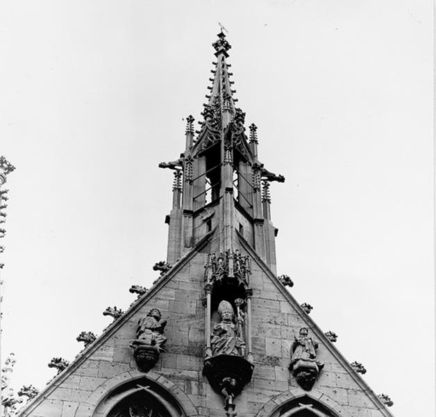 Façade ouest, sommet du pignon : statues 12, 13 et 14 : Saint Thiébaut et de deux pèlerins.