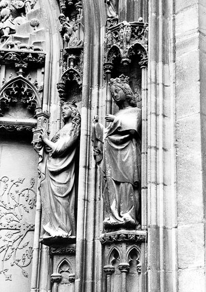 Façade ouest : statues de Sainte Barbe (06) et Sainte Appoline (07).