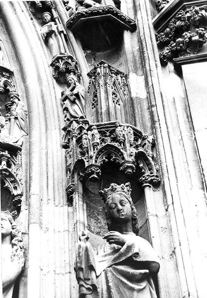 Façade ouest : statue Sainte Appoline (07): partie supérieure avec dais orné de statuettes, avant restauration.(détail)