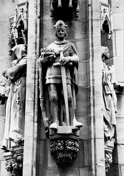 Façade ouest, contrefort 0III : statue de Saint Louis (3).