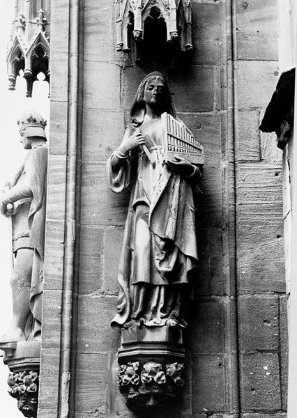 Façade ouest, contrefort 0III : statue de Sainte Cécile (4).