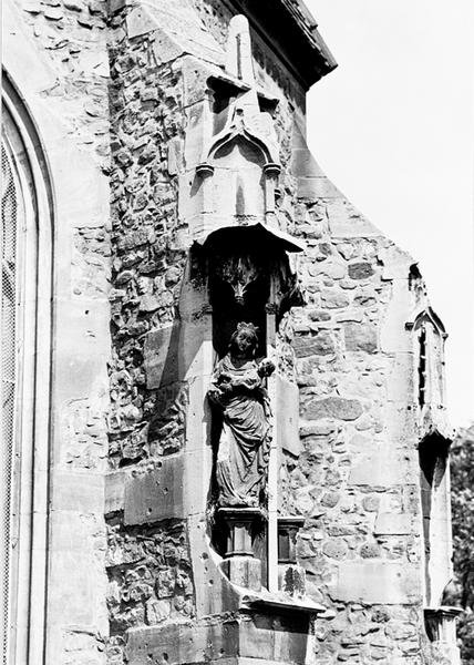 Vue du contrefort portant la statue.