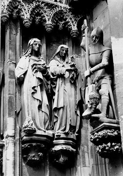 Façade ouest, contrefort 0II : statues de Sainte Agathe (6), Sainte Claire (7) et à droite Saint Georges (8).