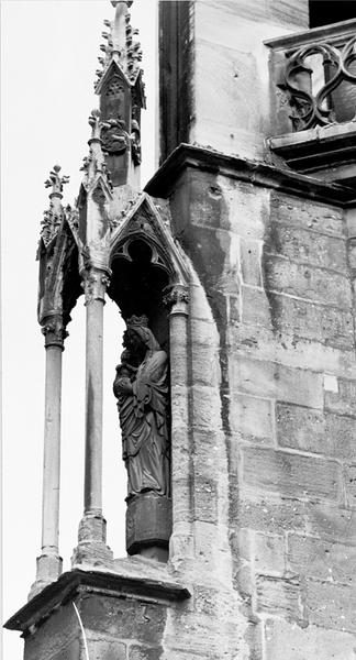 Façade ouest, contrefort 0IV : statue de la Vierge à l'Enfant (1) vue de trois quarts.