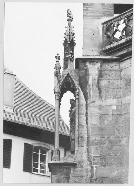 Façade ouest, contrefort d'angle sud-ouest vue du sud (partie supérieure).