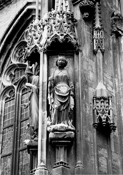 Tour Nord, contrefort N VIII : statue de Sainte Marguerite (02).