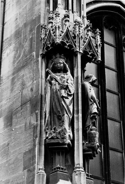 Façade ouest, contrefort 0I : statue de Sainte Ursule (1).