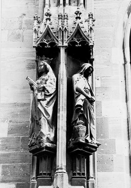 Façade ouest, contrefort 0I : statues de Sainte Ursule (1) et Sainte Madeleine(2).