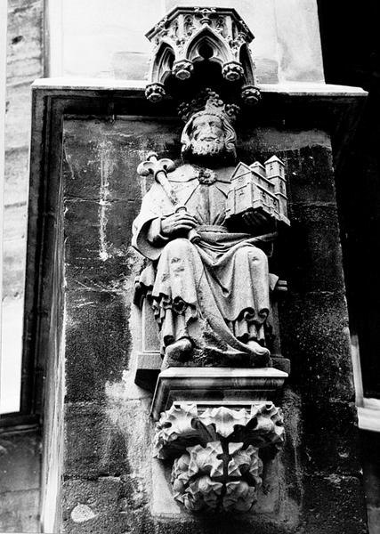 Façade ouest, contrefort N II : statue de Saint Henri (01), sculptée par Hils, en 1911.