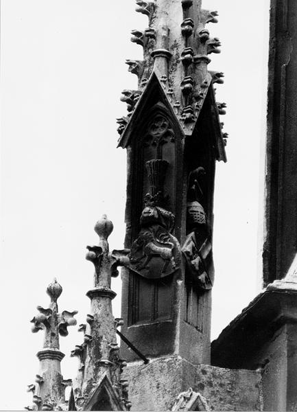 Façade ouest, contrefort 0IV : blasons sur le pinacle de la niche du contrefort : écu aux armes des Habsbourg et de Carinthie.