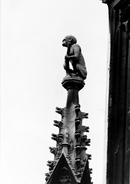 Façade ouest, contrefort 0IV : singe (03) surmontant le pinacle surmontant la niche abritant la Vierge à l'Enfant.