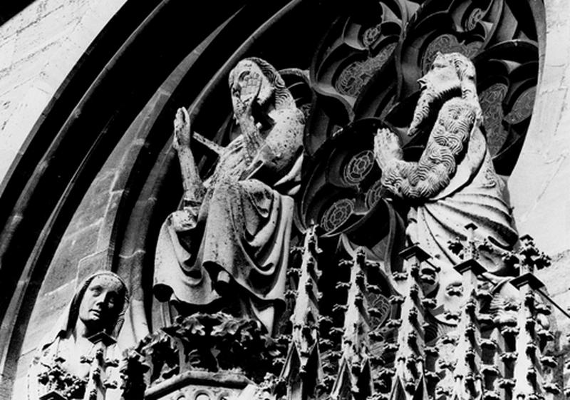 Façade ouest, sommet du portail : statues 09, 10 et 11 du Jugement Dernier datée vers 1400 : le Christ entre la Vierge et Saint Jean Baptiste.