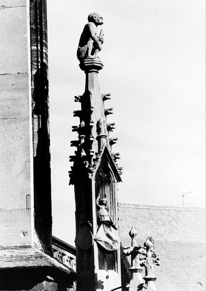 Façade ouest, contrefort 0IV : pinacle au dessus de la niche abritant la statue de la Vierge à l'Enfant (1).