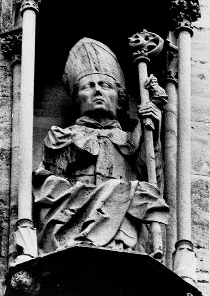 Façade ouest, sommet du pignon : statue 13 : Saint Thiébaut.(détail)