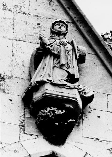 Façade ouest, sommet du pignon: statue 14 : la pèlerine à droite de Saint Thiébaut.