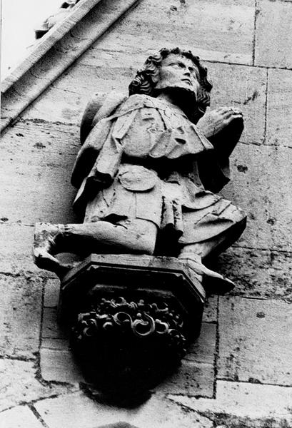 Façade ouest, sommet du pignon : statue 12 : pèlerin à gauche de Saint Thiébaut.(détail)