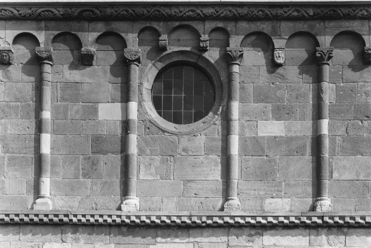 Façade antérieure, deuxième niveau, détail.