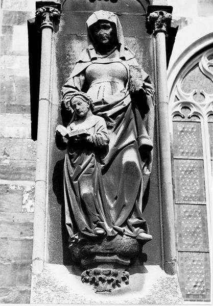 Façade ouest, contrefort S VIII : statue de Sainte Anne (01) avec la Vierge, par Hils.