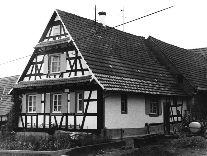 Vue d'ensemble d'un logis de ferme.